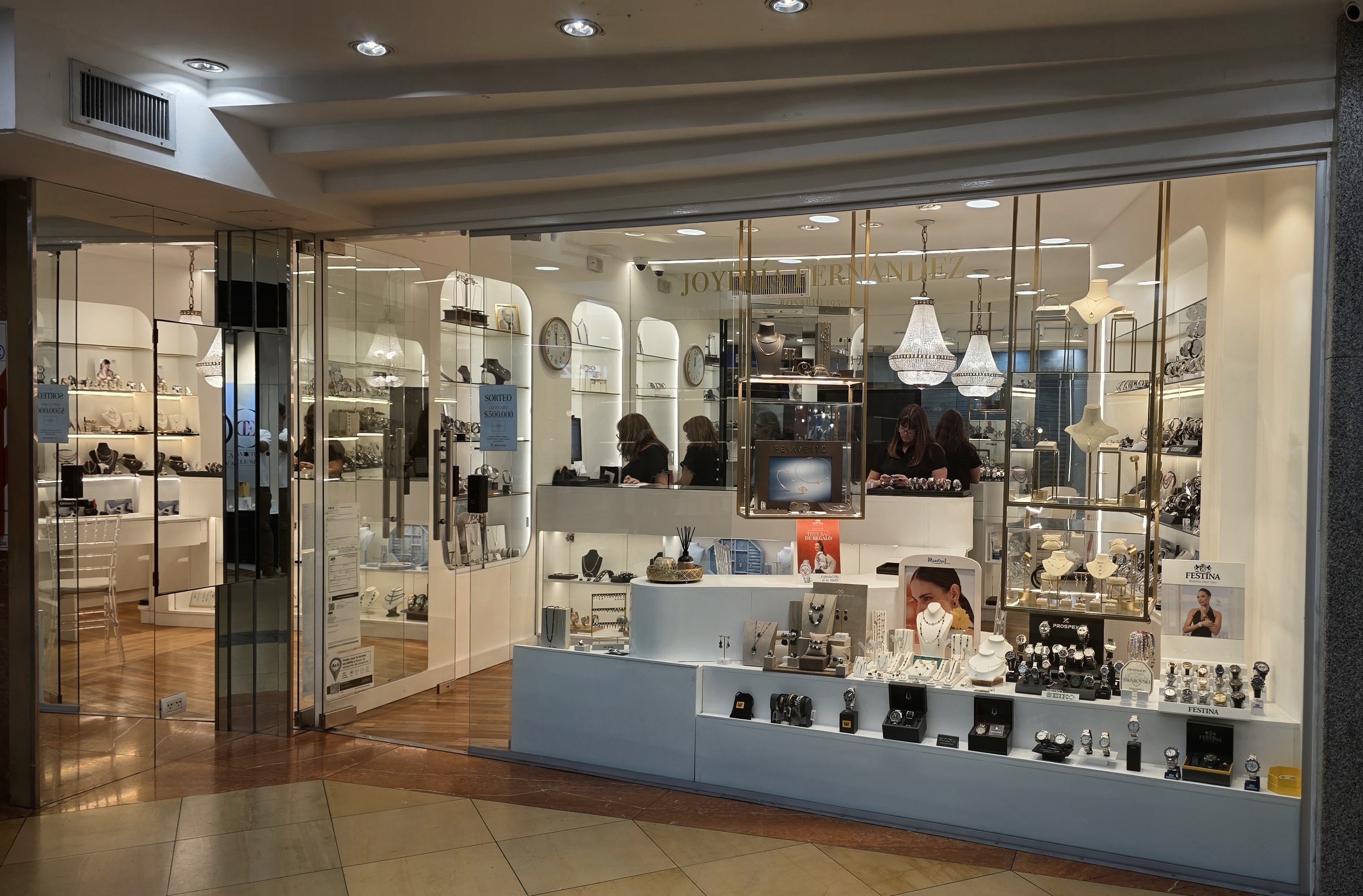 Frente y vidriera de Joyería Fernández, con exhibición de joyas y relojes
